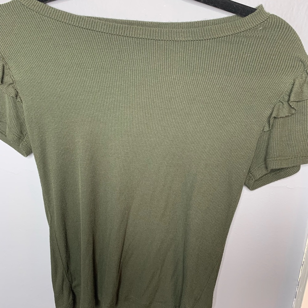 Ruffled sleeve T shirt.
